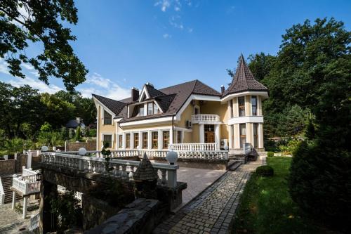 Shaian House | Discover Gnizdo Golubky: 4-Star Family-Friendly Retreat