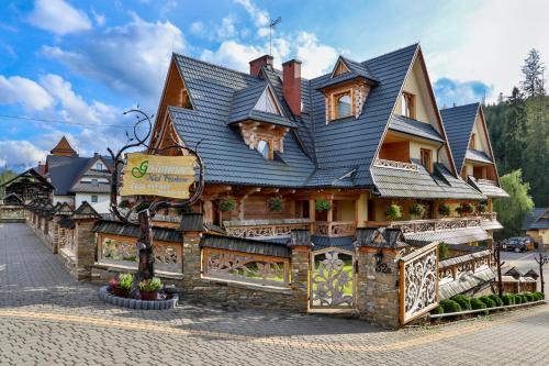 Male Ciche Bed & Breakfast | Relax at Gościniec Nad Potokiem with Oceanfront Amenities