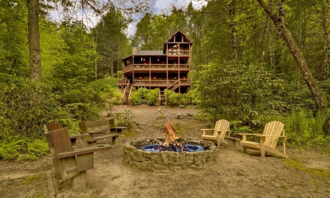 McCaysville House | Unwind at Go Fish - Cuddleup with Pool & Hot Tub
