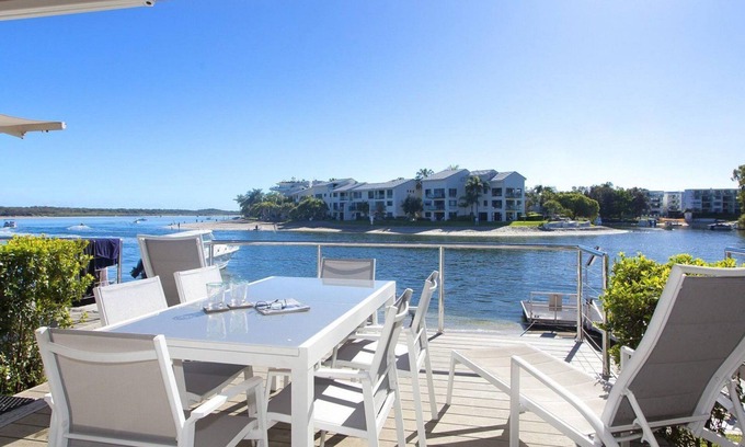 Noosaville House | Experience Oceanfront Bliss: Swim or Fish Anytime