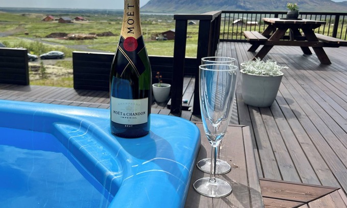 Selfoss Cabin | Golden Circle Cabin: 360° Views, Hot Tub & Sauna Retreat