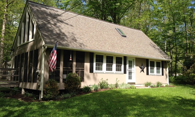 Lebanon Cottage | Discover Relaxation at Go Jump in the Lake! - 10/10 Rated
