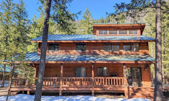 Mazama Cabin | Tranquil Goat Wall Retreat - Family-Friendly Cabin Escape