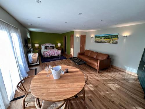Findon House | Pet-Friendly Goatchers Cottage & Studio with Ocean Views