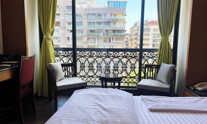 Khar Hotel | Discover Gobinddham: Family-Friendly with Spa & Dining