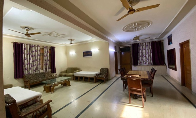 South West Apartment | Premier 3BHK Near Airport & Cyber Hub with Breakfast
