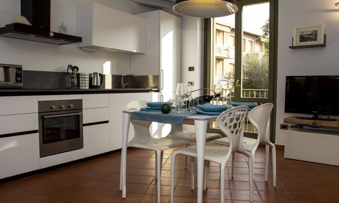 Desenzano del Garda Apartment | Cozy Goccia di Lago Apartment with Kitchen & Breakfast