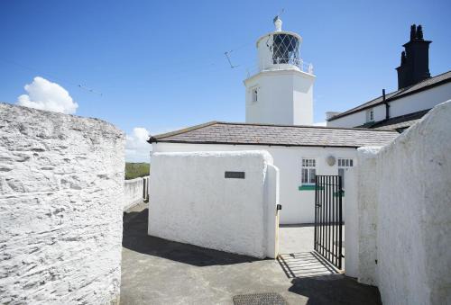 The Lizard House | Inviting Godrevy: Family & Pet Friendly Retreat Awaits