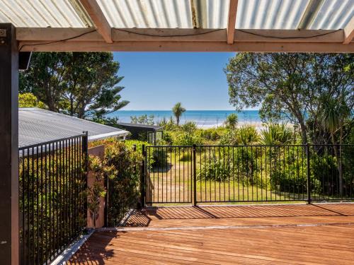 Pakawau House | Beachfront Godwit Cottage – Rated 10/10, Family & Pet Friendly