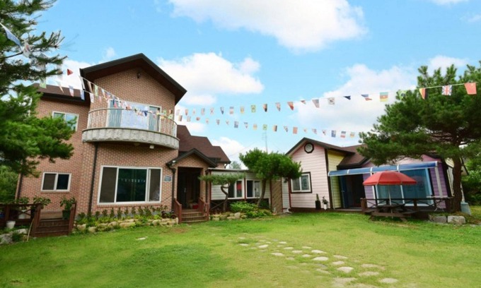 Goesan House | Goesan Hwayang Gyegok Gangaae Pension: Eco-Friendly Retreat