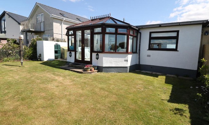Llandanwg House | Pet-Friendly Getaway at Goetra - Rated 10/10 by Guests
