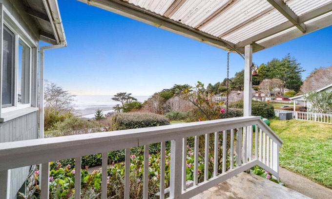 Westhaven-Moonstone House | Gog and Pop's Beach House - Ocean Views, WiFi, BBQ
