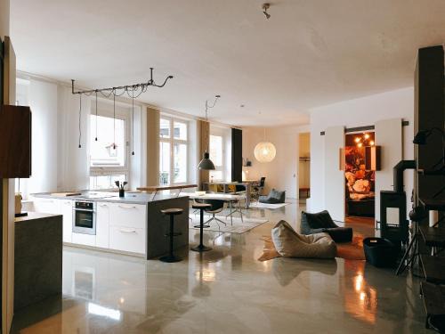 Mitte Apartment | Chic GOHO Loft: Family-Friendly Stay with 9.4 Rating