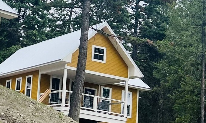 Lakeside Cabin | Going to the Sun at Elk Ridge Village cabin 401C with views of Flathead Lake & 🏔️