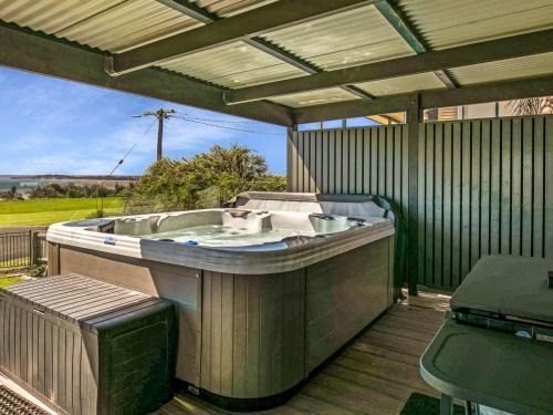 Coronet Bay House | Gokus Shack: Tranquil Rural Retreat with Spa & Water Views