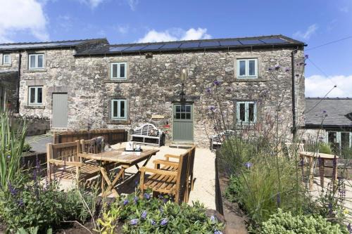 Brassington House | Discover Golconda Cottage: Family-Friendly Retreat!