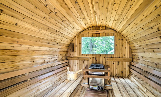 Gold Bar Cottage | Relax at Gold Bar Cabin with Heated Swim Spa Amenities