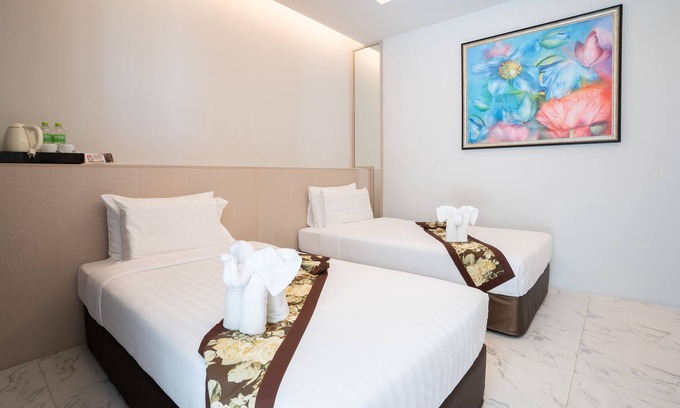 Choeng Thale Villa | Elegant Gold Chariot Pool Villa with Private Pool