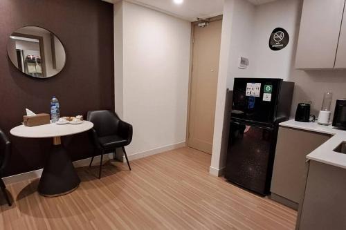 Pantai Indah Kapuk Apartment | Cozy 1BR Gold Coast Pik with Netflix & Sofa Bed in London