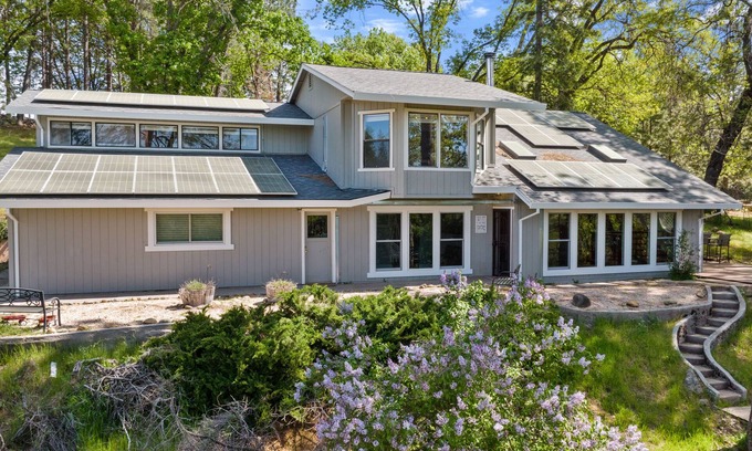 Placerville House | Cozy Gold Country Cabin - Pet Friendly with Pool & Breakfast