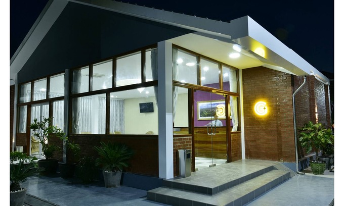 Loikaw Hotel | Gold Hotel: Family-Friendly Retreat with Pool & Dining