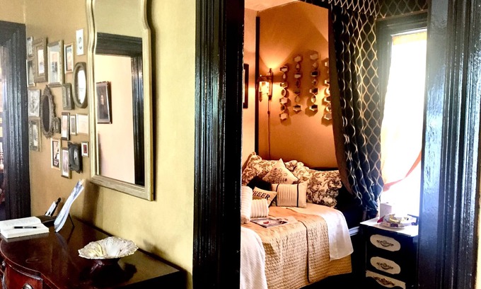 Downtown Niagara Falls Bed & Breakfast | Gold Room at Aaron House: Steps from Attractions & Dining