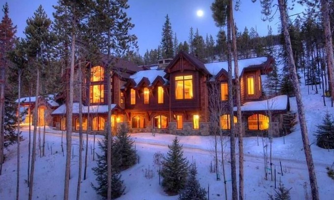 The Highlands House | Gold Run Lodge: 5-Bedroom Ski Home with Spa and Hot Tub