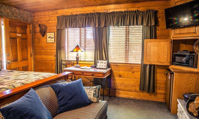 Big Bear Lake House | Cozy Gold Rush - Eagle's Nest Cabin with Lake View & Spa