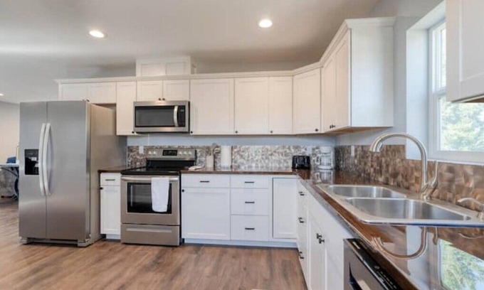Evergreen House | Convenient Stay at Gold Rush | MT Sky Haus, Near Airport