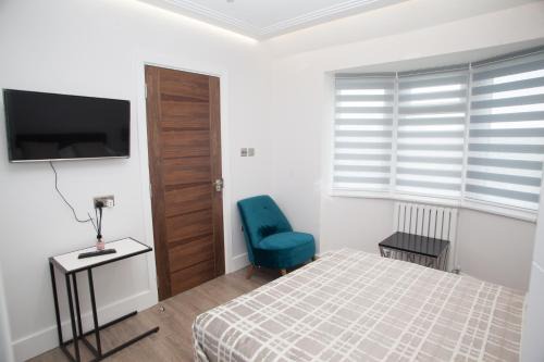 Hale House | Goldbeaters House: Family-Friendly Stay with Dining & Kitchen