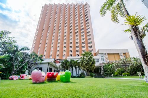 Cha-am Hotel | Relax at Golden Beach Cha-Am Hotel with Oceanfront Views