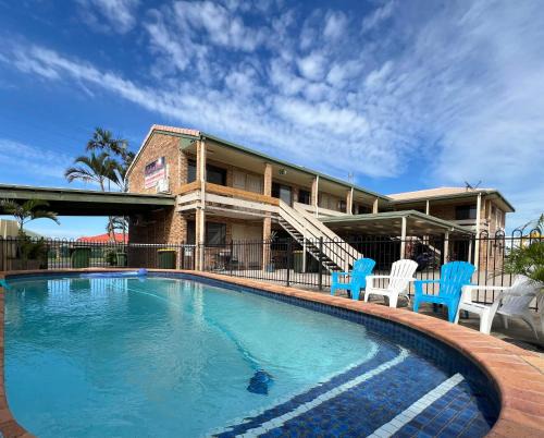 Caloundra Hotel | Relax at Golden Beach Motor Inn with Ocean Views & Pool