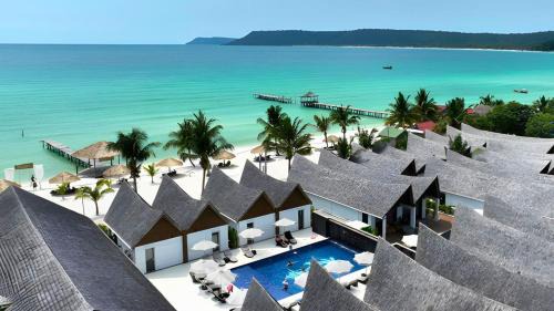 Koh Rong House | Cozy Golden Beach Resort: Oceanfront Oasis with Spa & Pool