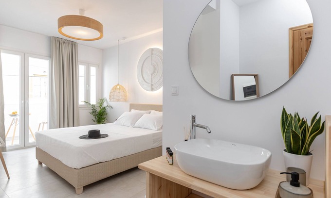 Naxos Town House | Golden Bird's: Oceanside Retreat with Pool and Breakfast