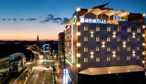 Jinju Hotel | Golden Hotel: Family-Friendly Retreat with Pool & Hot Tub