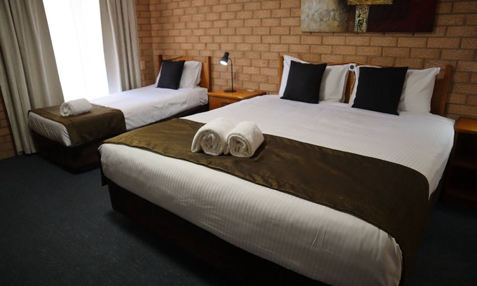 Cowra Hotel | Inviting Golden Chain Aalana Motor Inn with Great Amenities