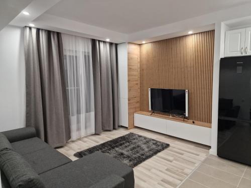 Stefanestii de Jos Apartment | Welcoming Golden Cosmopolis: Family-Friendly With Pool Access