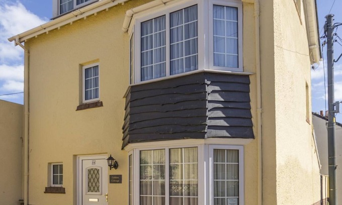 Sidmouth Cottage | Golden Cottage: Prime Location with Pool and Free WiFi