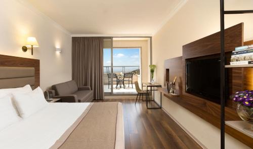 Nazareth Hotel | Relaxing Retreat at Golden Crown Hotel with Pool & Hot Tub