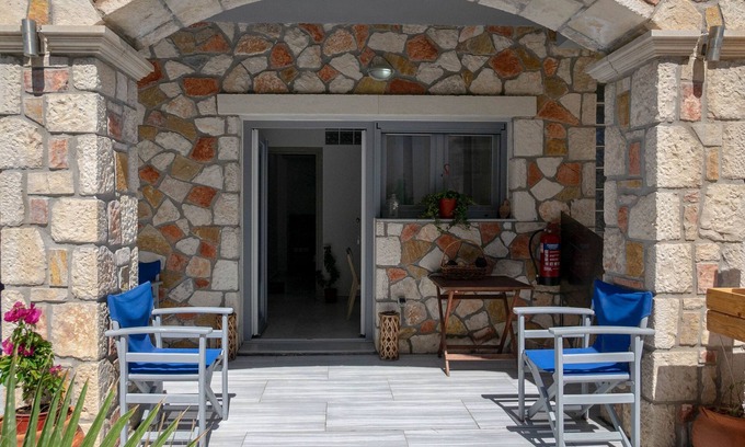 Alykes Apartment | Beachfront Golden Dolphin Studios with Ocean View & Kitchen