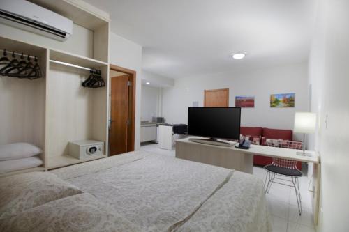 J Jeriquara Apartment | Golden Dolphin Supreme: Family-Friendly Escape with Hot Tub