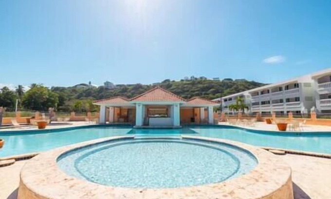 Bajura Apartment | Golden Dream Studio 101B: Oceanfront Retreat with Spa