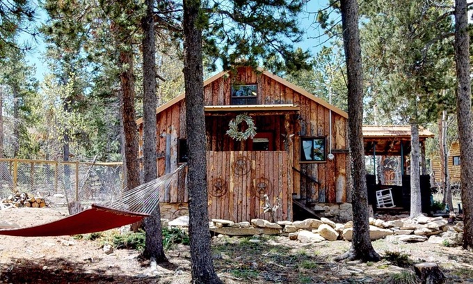 Coal Creek Cabin | Pet-Friendly Lil Frying Pan Cabin in Golden, Eldora