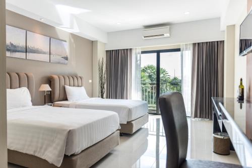 Lat Krabang Hotel | Elegant Golden Foyer Suvarnabhumi Airport Hotel Experience