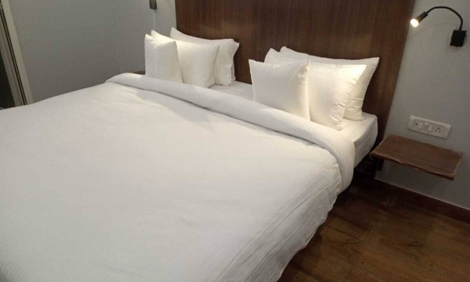 Indirapuram Hotel | Welcoming Golden Frame Hotel: Family-Friendly with Breakfast