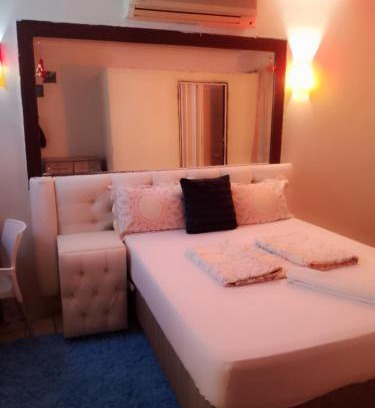 Mahikeng House | Cozy Golden Gate GuestHouse with Hot Tub for Families