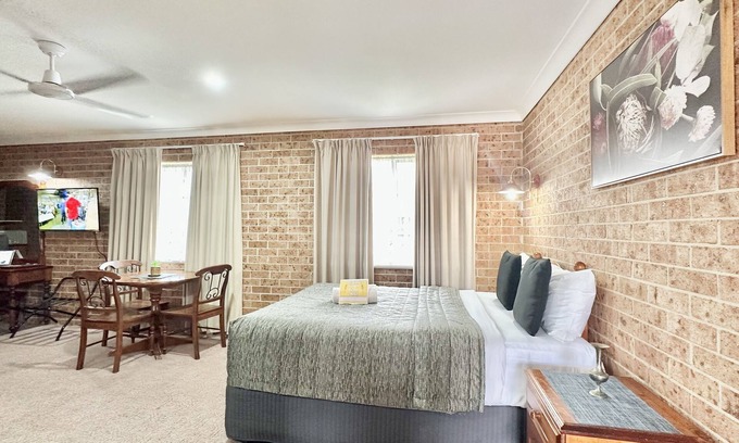 South Tamworth Hotel | Guest Favorite: Golden Grain Motor Inn with Pool & Breakfast