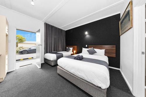 Golden Square Hotel | Relax at Golden Hills Motel: Family-Friendly with Breakfast