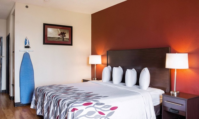 Dumas House | Golden Horizon: Pet-Friendly Stay Near Window on the Plains