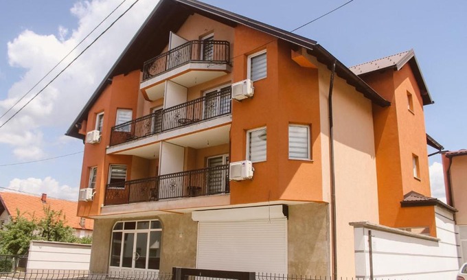 Novi Grad Sarajevo Villa | Pet-Friendly Golden House: Guest Rated 9/10 with Hot Tub
